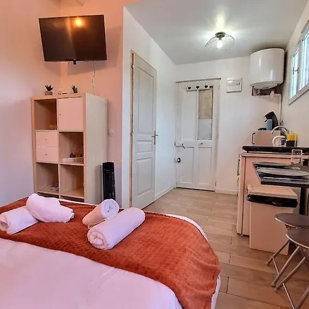 Road Stop - Paris - Disney- Train Station Apartman Chelles